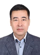 穿着西装的男人在微笑
描述已自动生成