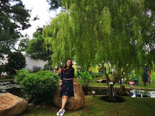 人站在树下
中度可信度描述已自动生成