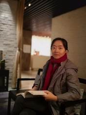 人穿着西装
中度可信度描述已自动生成