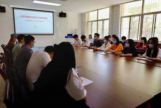 会议室里的人们
描述已自动生成